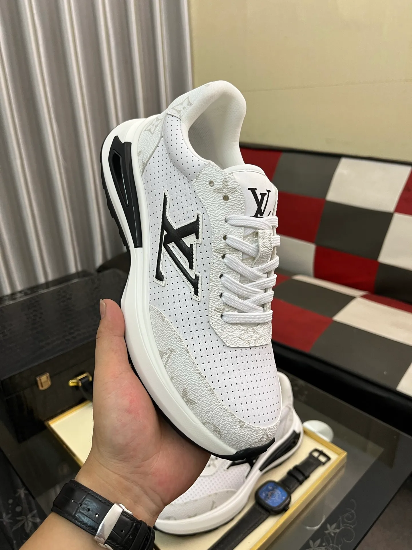 Men's shoes 💰458⌚️⌚️【LOUlS VUlTTON】Louis Vuitton ~ unique and casual style. LV counter purchasing 🏃casual shoes😍😍 Men's 2022 counters are on sale simultaneously, Italian imported brands select first-layer Italian cowhide. 🐑Sheepskin lining (refuses to discolor and rub feet) Sole: Original sole specially provided by the original factory 🎬Better in kind Size number: 38-443️⃣Colors available